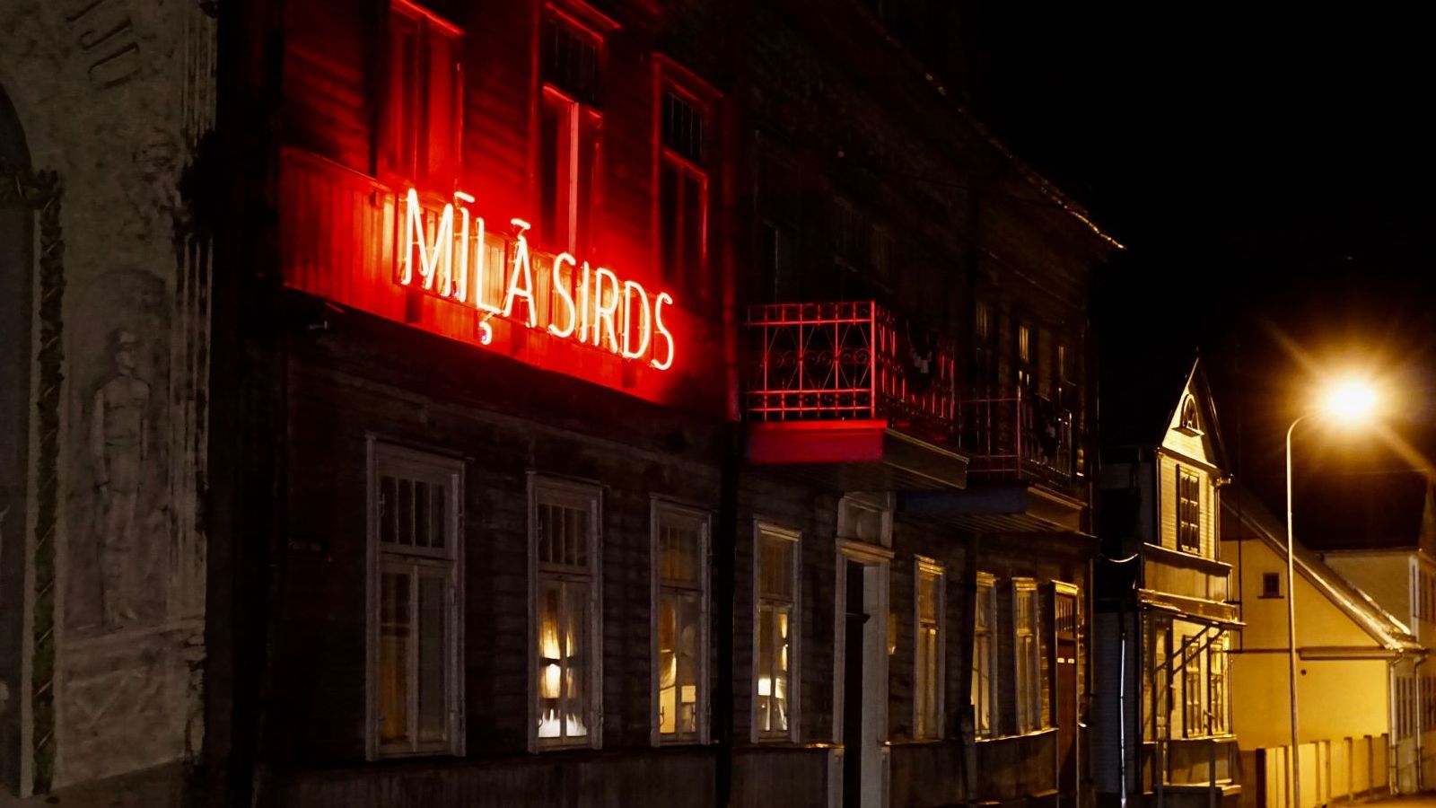 Pilsētvides instalācijas “Pateikts neonā. Latvija” – Tukumā, Aizputē, Rēzeknē un Rīgā