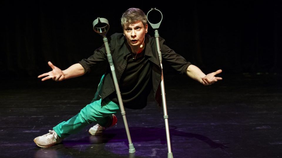 Klēras Kaningemas publiskā lekcija-performance “4 Legs Good”
