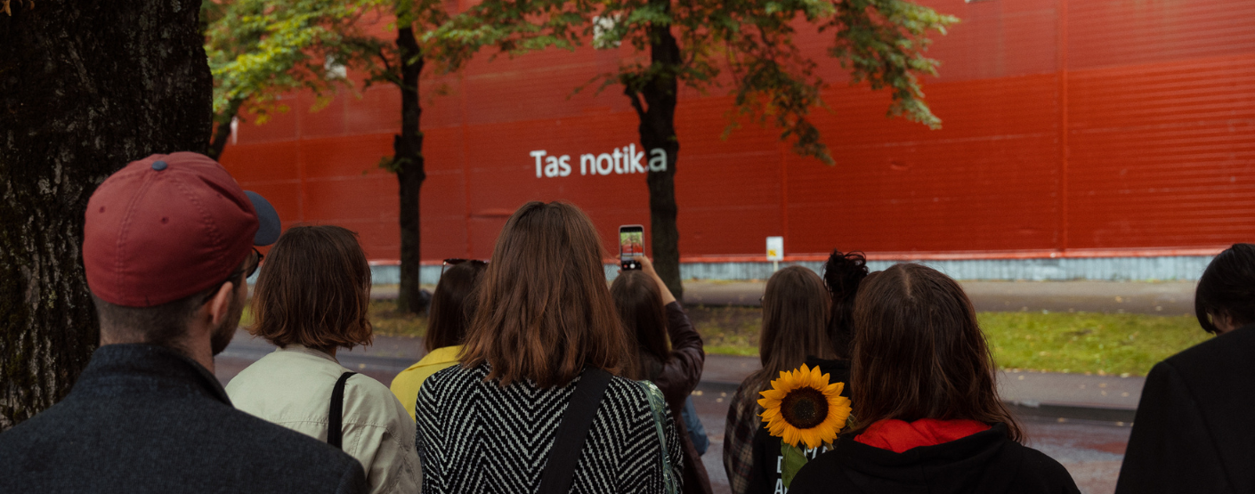 Pilsētvidē atklāta Latvijas Mākslas akadēmijas scenogrāfijas studentu izstāde “Pārbūves”